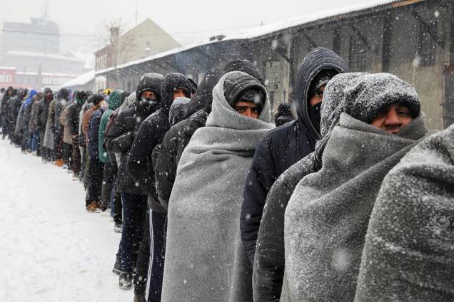 Migrantes aguardam em fila para receber alimentos, durante nevasca em Belgrado, na Sérvia - 11/01/2017 Migrantes aguardam em fila para receber alimentos, durante nevasca em Belgrado, na Sérvia - 11/01/2017
