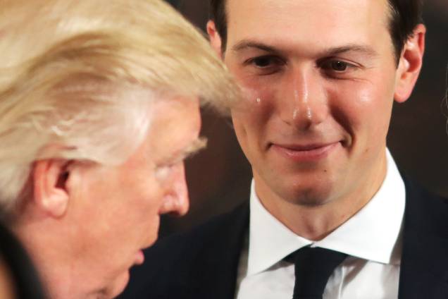 O presidente dos Estados Unidos, Donald Trump, conversa com Jared Kushner durante uma cerimônia na Casa Branca, em Washington O presidente dos Estados Unidos, Donald Trump, conversa com Jared Kushner durante uma cerimônia na Casa Branca, em Washington