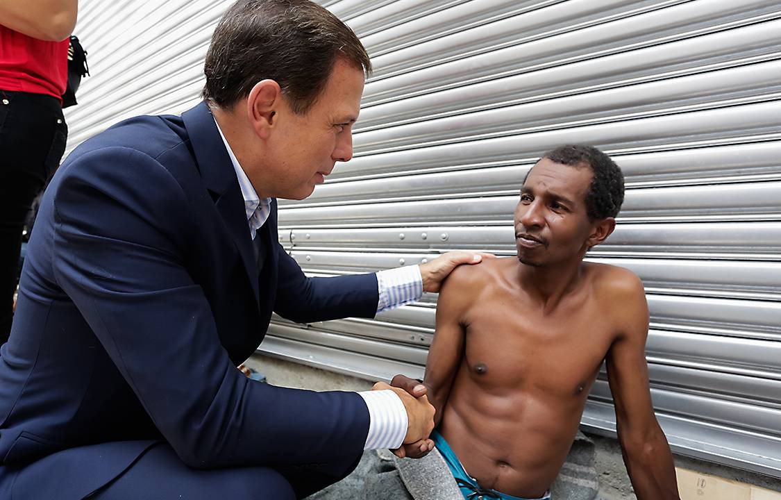 SÃO PAULO, SP, 10.01.2017: PREFEITURA-SP - Após reunião, Doria cumprimenta morador de rua - O prefeito de São Paulo, João Doria (PSDB), durante anúncio do projeto Redenção - Cracolândia, na Secretaria de Segurança Pública, no centro, na tarde desta terça-feira (10). O objetivo é dar encaminhamento para a região da Cracolândia. A reunião também conta com a presença da secretária Soninha Francine e o secretário de Segurança Pública de SP, Mágino Alves Barbosa Filho. (Foto: Alice Vergueiro/Folhapress)