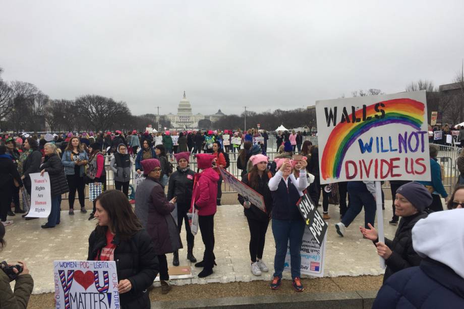 Milhares de mulheres participam da Marcha das Mulheres em protesto por direitos civis, em Washington