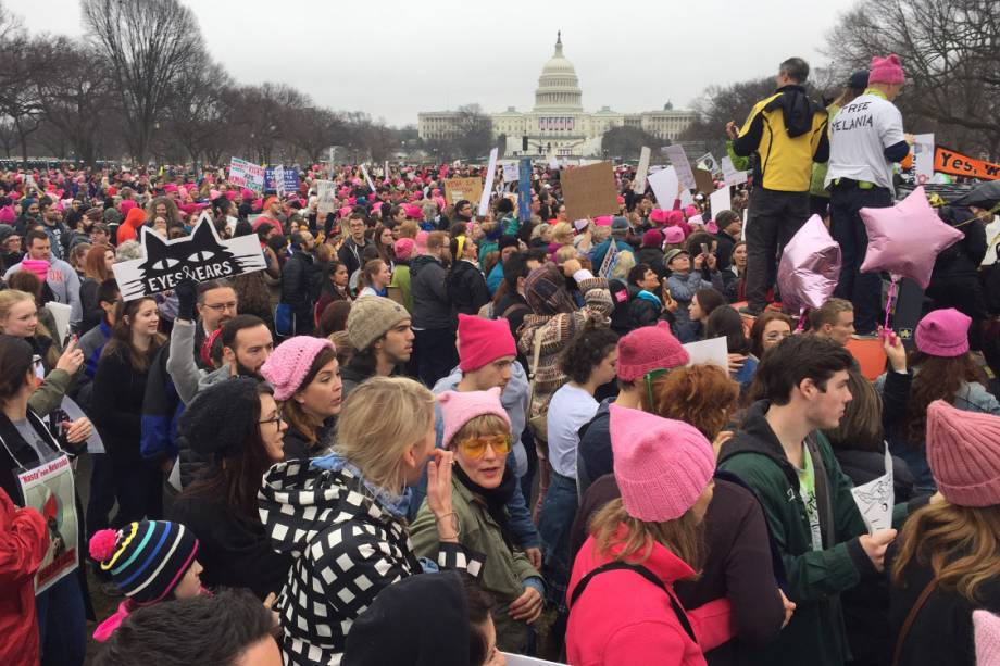 Milhares de mulheres participam da Marcha das Mulheres em protesto por direitos civis, em Washington