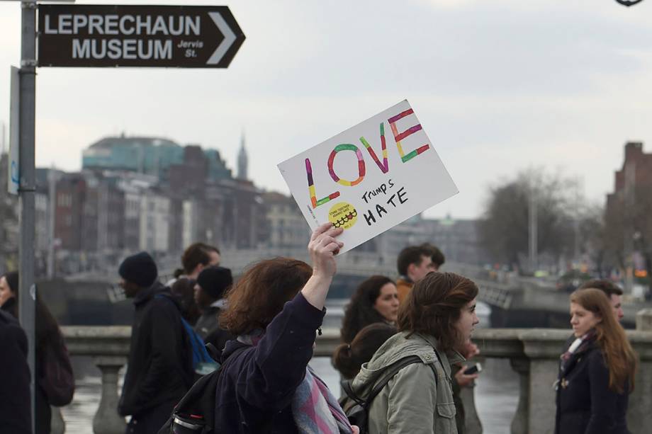 Mulheres participam de protesto por direitos civis em solidariedade à Marcha das Mulheres de Washington, em Dublin, Irlanda