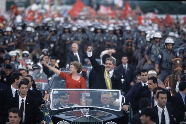 Lula acompanhado de Marisa desfila no Rolls-Royce presidencial na cerimônia da posse do primeiro mandato, em 2003 Lula acompanhado de Marisa desfila no Rolls-Royce presidencial na cerimônia da posse do primeiro mandato, em 2003
