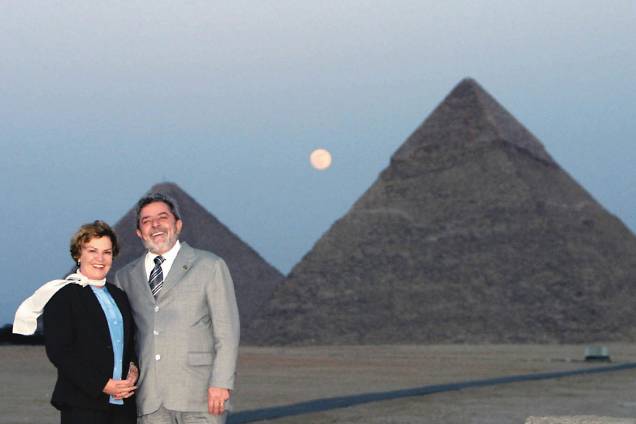 O então presidente Lula e Marisa Letícia, em frente às pirâmides de Gizé, durante visita ao Egito, em 2003 O então presidente Lula e Marisa Letícia, em frente às pirâmides de Gizé, durante visita ao Egito, em 2003