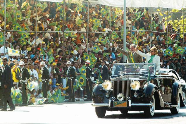 O então presidente Lula e Marisa Letícia, desfilando no Rolls-Royce presidencial, durante a parada de 7 de Setembro, em 2004 O então presidente Lula e Marisa Letícia, desfilando no Rolls-Royce presidencial, durante a parada de 7 de Setembro, em 2004