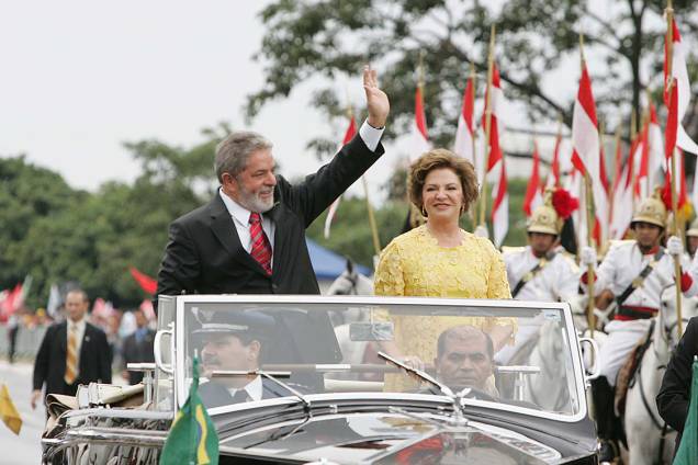 O então presidente Lula desfila com Marisa Letícia em carro aberto durante cerimônia da posse de seu segundo mandato, em 2007 O então presidente Lula desfila com Marisa Letícia em carro aberto durante cerimônia da posse de seu segundo mandato, em 2007