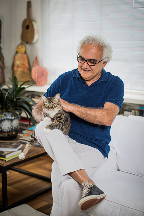 O escritor Milton Hatoum