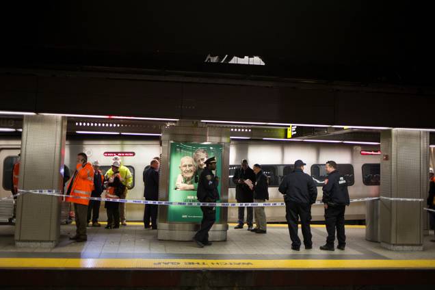 Trem descarrila em estação Brooklyn de metrô, na cidade de Nova York, deixando pelo menos 70 feridos - 04/01/2017 Trem descarrila em estação Brooklyn de metrô, na cidade de Nova York, deixando pelo menos 70 feridos - 04/01/2017