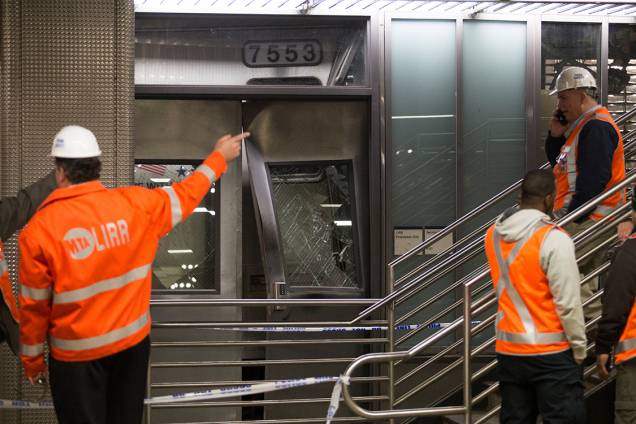 Oficiais investigam motivos pelos quais trem descarrilou em estação de metro de Nova York, nos Estados Unidos - 04/01/2017 Oficiais investigam motivos pelos quais trem descarrilou em estação de metro de Nova York, nos Estados Unidos - 04/01/2017
