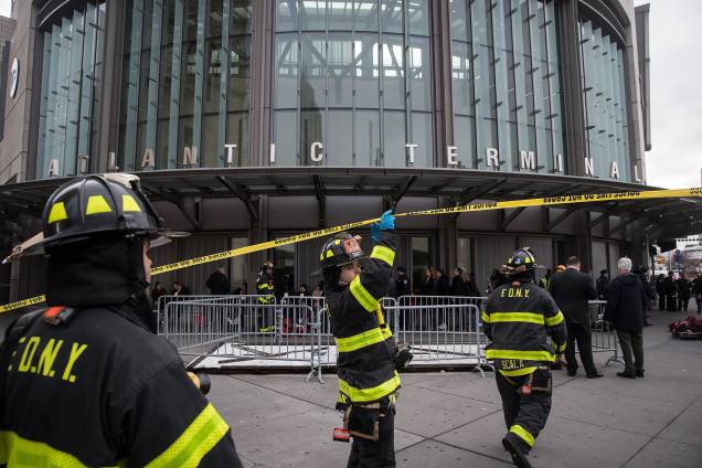 Policiais e bombeiros de Nova York socorrem os feridos após um descarrilamento na estação Atlantic, no Brooklyn - 04/01/2017 Policiais e bombeiros de Nova York socorrem os feridos após um descarrilamento na estação Atlantic, no Brooklyn - 04/01/2017