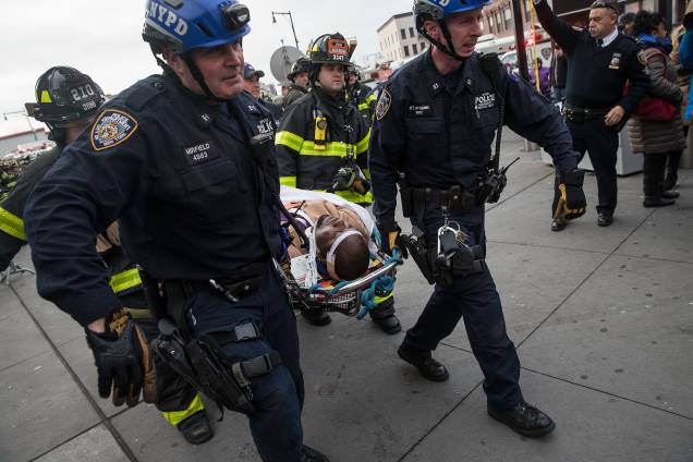 Policiais e bombeiros de Nova York socorrem os feridos após um descarrilamento na estação Atlantic, no Brooklyn - 04/01/2017 Policiais e bombeiros de Nova York socorrem os feridos após um descarrilamento na estação Atlantic, no Brooklyn - 04/01/2017