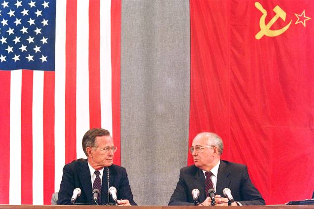 O então presidente dos Estados Unidos, George H.W.Bush (esq), e o líder da União Soviética, Mikhail Gorbachev (dir). durante coletiva de impresa em Moscou - 31/07/1991 O então presidente dos Estados Unidos, George H.W.Bush (esq), e o líder da União Soviética, Mikhail Gorbachev (dir). durante coletiva de impresa em Moscou - 31/07/1991
