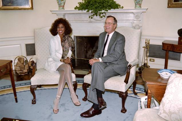 George H.W.Bush durante encontro com a cantora Whitney Houston na Casa Branca, em Washington - 02/05/1990 George H.W.Bush durante encontro com a cantora Whitney Houston na Casa Branca, em Washington - 02/05/1990