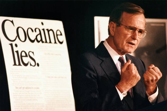 O então presidente dos Estados Unidos, George H.W.Bush, discursa para autoridades sobre os perigos da cocaína O então presidente dos Estados Unidos, George H.W.Bush, discursa para autoridades sobre os perigos da cocaína