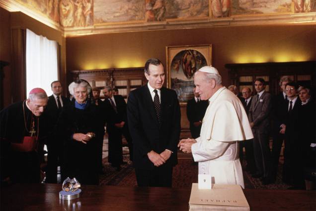 George H.W.Bush com o Papa João Paulo II George H.W.Bush com o Papa João Paulo II