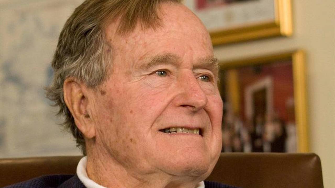 O ex-presidente dos Estados Unidos, George H.W.Bush, assiste ao discurso do então candidato Mitt Romney, em Houston - 29/03/2012