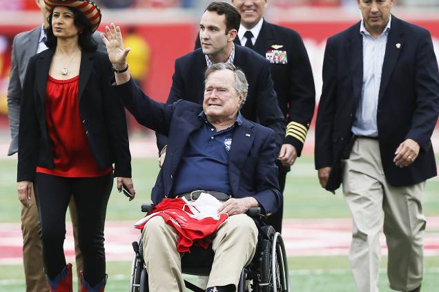 O ex-presidente dos Estados Unidos, George H.W.Bush, acena para o público no TDECU Stadium, em Houston - 27/11/2015 O ex-presidente dos Estados Unidos, George H.W.Bush, acena para o público no TDECU Stadium, em Houston - 27/11/2015