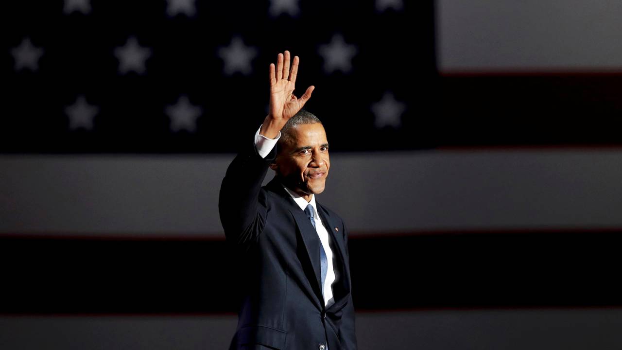 O presidente dos Estados Unidos, Barack Obama, acena para o público ao chegar em centro de convenções para realizar seu último discurso, em Chicago - 10/01/2017