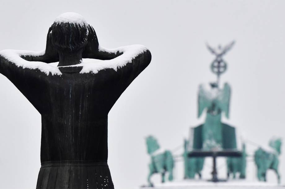 Neve cobre estátua localizada em frente ao Portão de Brandemburgo, em Berlim, na Alemanha - 08/01/2017