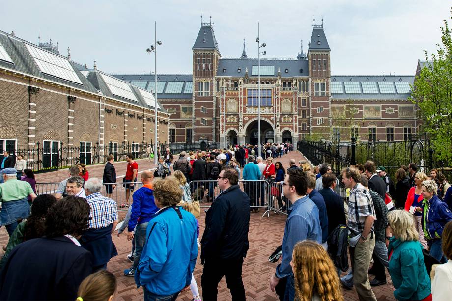 Turistas aguardam em fila para entrar no 'Rijksmuseum', museu localizado em Amsterdã, na Holanda - 08/05/2013