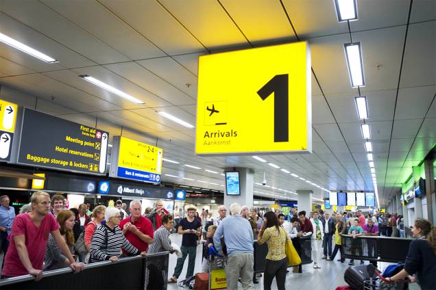 Turistas são fotografados no aeroporto de Schipol, em Amsterdã, na Holanda - 18/08/2013 Turistas são fotografados no aeroporto de Schipol, em Amsterdã, na Holanda - 18/08/2013