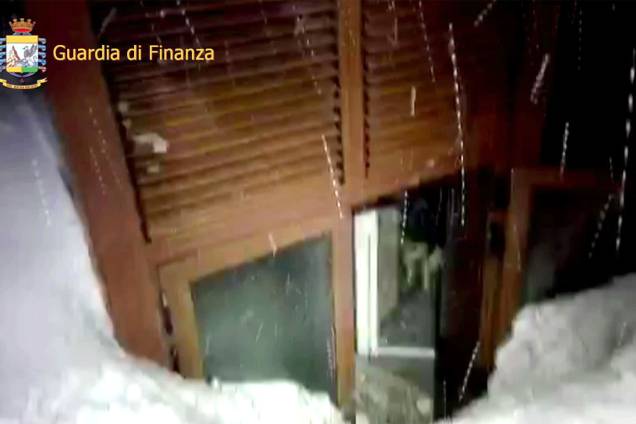 Avalanche atinge o Hotel Rigopiano em Farindola, na região central da Itália, após sequência de terremotos - 19/01/2017 Avalanche atinge o Hotel Rigopiano em Farindola, na região central da Itália, após sequência de terremotos - 19/01/2017