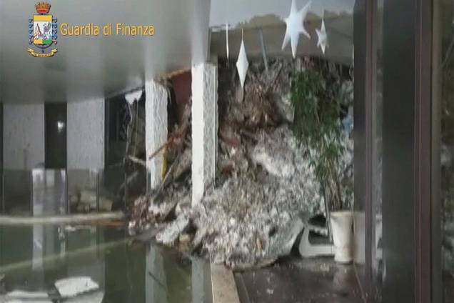 Avalanche atinge o Hotel Rigopiano em Farindola, na região central da Itália, após sequência de terremotos - 19/01/2017 Avalanche atinge o Hotel Rigopiano em Farindola, na região central da Itália, após sequência de terremotos - 19/01/2017