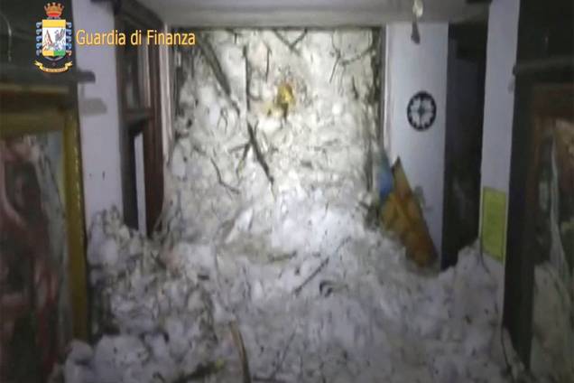 Avalanche atinge o Hotel Rigopiano em Farindola, na região central da Itália, após sequência de terremotos - 19/01/2017 Avalanche atinge o Hotel Rigopiano em Farindola, na região central da Itália, após sequência de terremotos - 19/01/2017