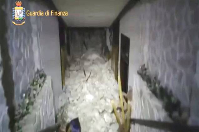 Avalanche atinge o Hotel Rigopiano em Farindola, na região central da Itália, após sequência de terremotos - 19/01/2017 Avalanche atinge o Hotel Rigopiano em Farindola, na região central da Itália, após sequência de terremotos - 19/01/2017