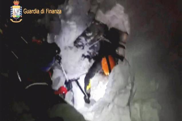 Avalanche atinge o Hotel Rigopiano em Farindola, na região central da Itália, após sequência de terremotos - 19/01/2017 Avalanche atinge o Hotel Rigopiano em Farindola, na região central da Itália, após sequência de terremotos - 19/01/2017