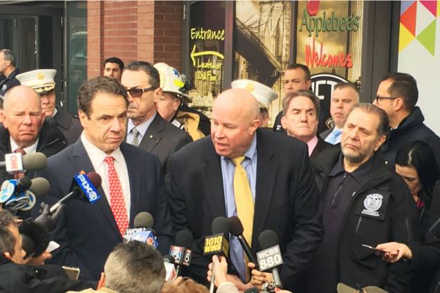 O governador de NY Andrew Cuomo (gravata vermelha) e o diretor da MTA Tom Prendergast (gravata amarela) dão coletiva após o acidente O governador de NY Andrew Cuomo (gravata vermelha) e o diretor da MTA Tom Prendergast (gravata amarela) dão coletiva após o acidente