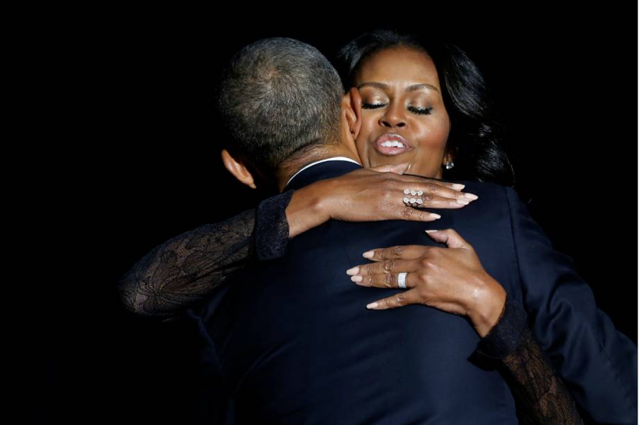 Barack e Michelle Obama se abraçam em Chicago