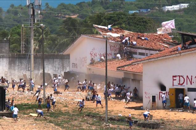 Presos da Penitenciária Estadual de Alcaçuz, em Nísia Floresta (RN), iniciam nova rebelião na manhã desta terça-feira (17). Os presos dos pavilhões 1, 2, 3 e 4 tentam invadir o pavilhão 5 Presos da Penitenciária Estadual de Alcaçuz, em Nísia Floresta (RN), iniciam nova rebelião na manhã desta terça-feira (17). Os presos dos pavilhões 1, 2, 3 e 4 tentam invadir o pavilhão 5