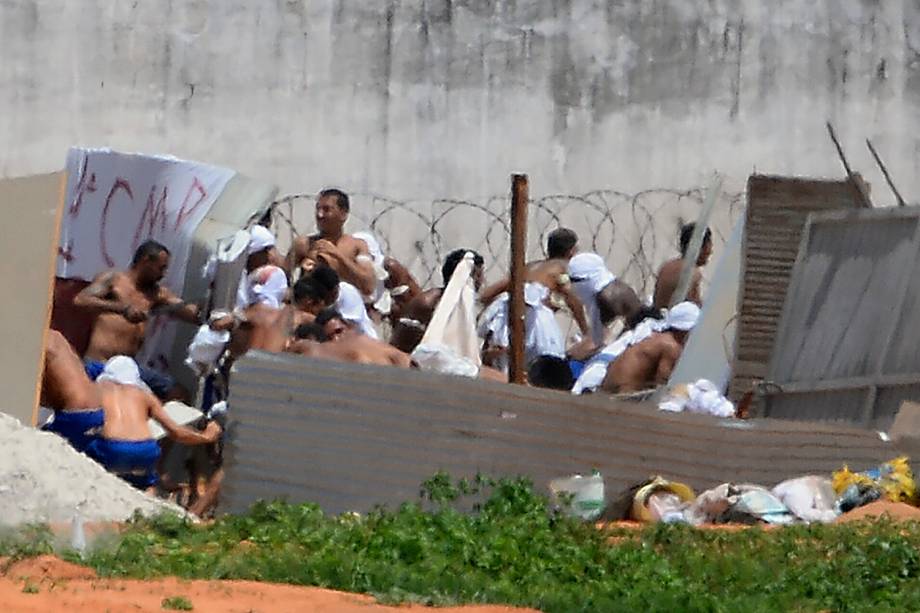 Presos de facções rivais durante rebelião no presídio de Alcaçuz, na grande Natal - 17/01/2017