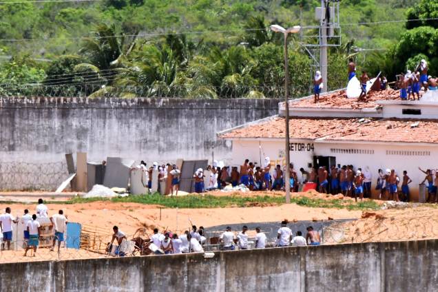 Presos da Penitenciária Estadual de Alcaçuz, em Nísia Floresta (RN), iniciam nova rebelião na manhã desta terça-feira (17). Os presos dos pavilhões 1, 2, 3 e 4 tentam invadir o pavilhão 5 Presos da Penitenciária Estadual de Alcaçuz, em Nísia Floresta (RN), iniciam nova rebelião na manhã desta terça-feira (17). Os presos dos pavilhões 1, 2, 3 e 4 tentam invadir o pavilhão 5