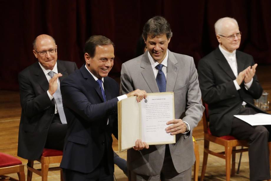 O prefeito eleito João Dória e o ex-prefeito Fernando Haddad durante cerimônia de transmissão de cargo no Teatro Municipal,