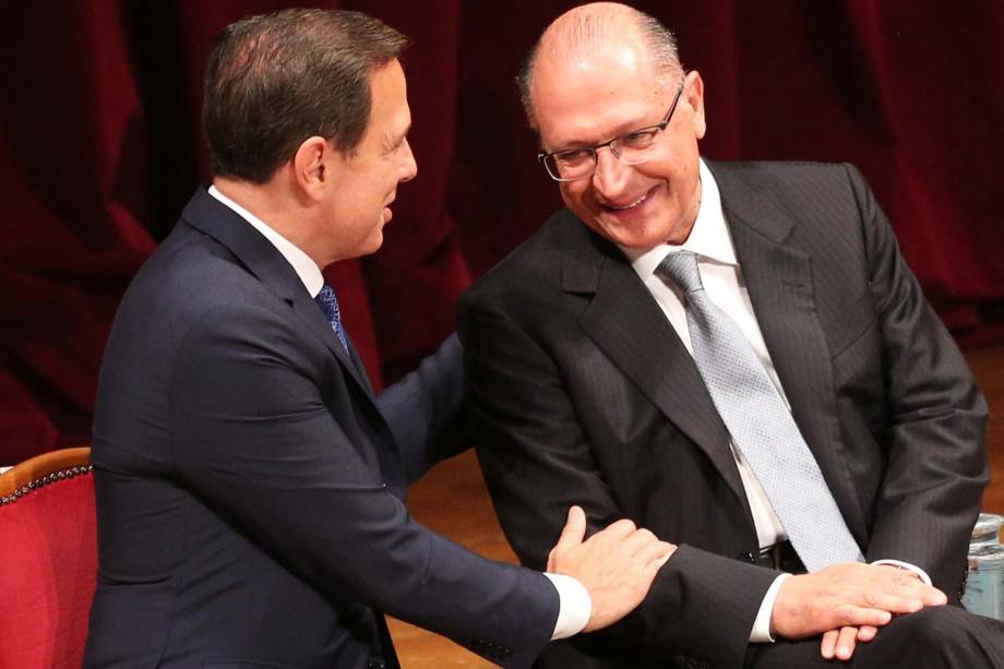 O prefeito João Doria e o governador Geraldo Alckmin durante cerimônia de transmissão de cargo de Fernando Haddad (PT) para o novo prefeito eleito, no Theatro Municipal, em São Paulo