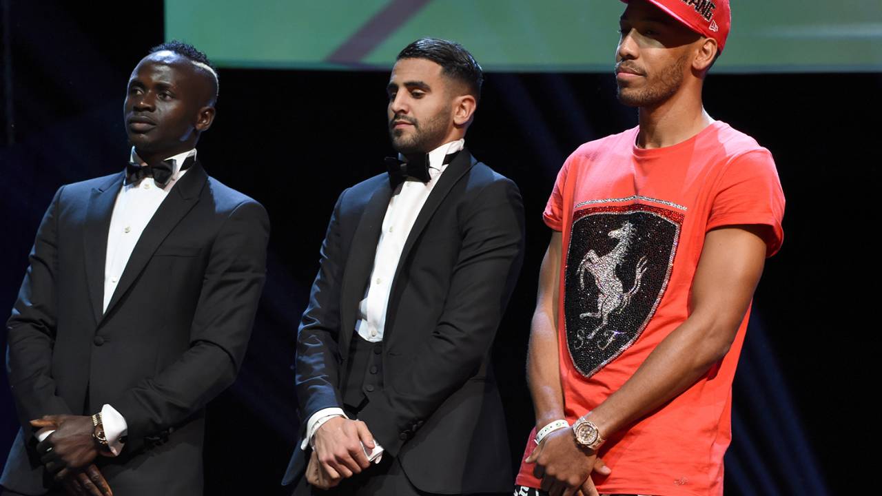 Pierre-Emerick Aubameyang comparece à premiação de boné e camiseta e coloca a culpa em companhia aérea