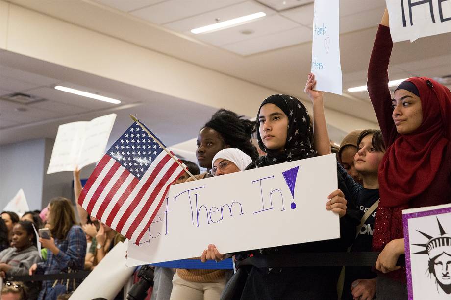 Manifestantes protestam no Aeroporto Internacional de Dalas, contra o decreto do presidente Donald Trump para barrar a entrada de cidadãos de sete países muçulmanos nos Estados Unidos  - 29/01/2017