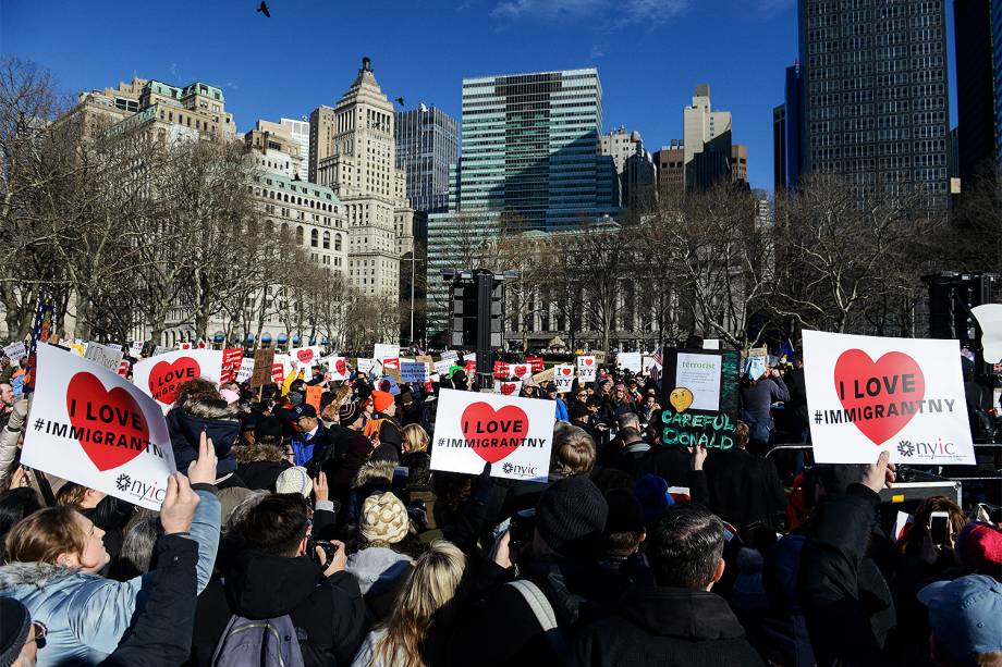 A ordem do presidente Donald Trump que proibiu a entrada nos EUA de cidadãos de sete países de maioria muçulmana gerou caos e protestos em todo o país - 29/01/2017