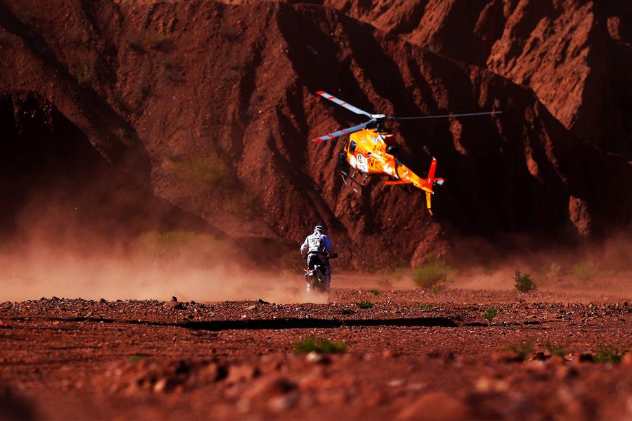 O piloto português Joaquim Rodrigues dirige motocicleta, durante o terceiro dia do Rali Dakar 2017, entre as cidades de San Miguel de Tucuman e San Salvador de Jujuy, na Argentina - 04/01/2017