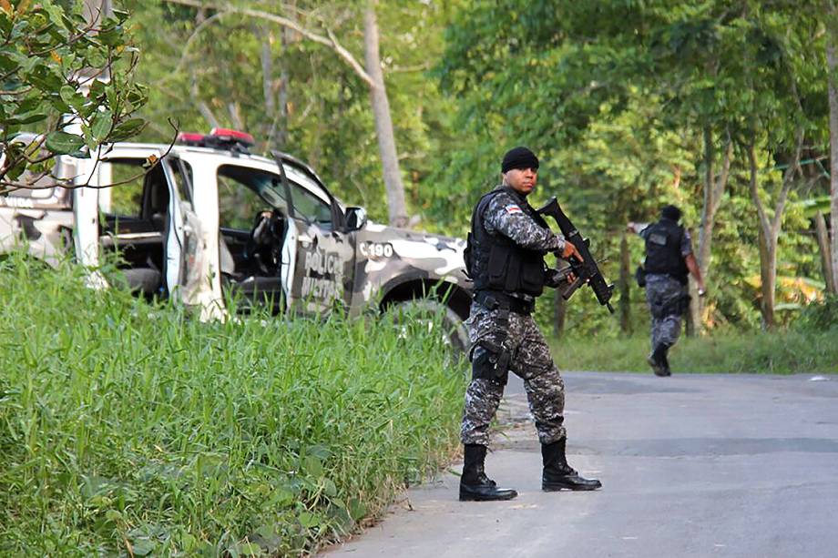 Policiais patrulham área em volta do Complexo Penitenciário Anísio Jobim (Compaj), em Manaus, após rebelião que deixou dezenas de mortos e feridos, no Amazonas - 02/01/2017