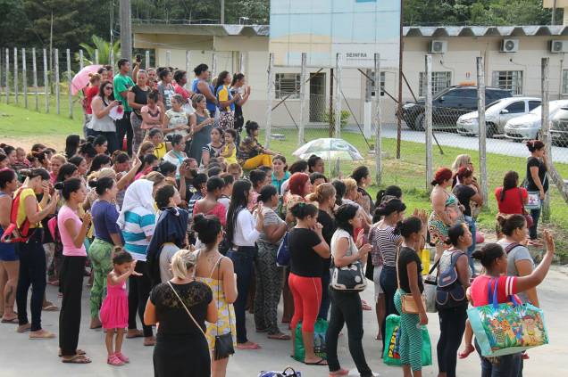 Famílias de presidiários do Complexo Anísio Jobim aguardam do lado de fora por informações sobre presos que participam de rebelião, em Manaus - 02/01/2017 Famílias de presidiários do Complexo Anísio Jobim aguardam do lado de fora por informações sobre presos que participam de rebelião, em Manaus - 02/01/2017