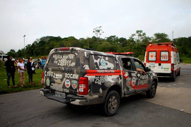 Ambulâncias com feridos são escoltadas pela polícia na saída do Complexo Penitenciário Anísio Jobim, em Manaus, após rebelião que deixou dezenas de mortos e feridos Ambulâncias com feridos são escoltadas pela polícia na saída do Complexo Penitenciário Anísio Jobim, em Manaus, após rebelião que deixou dezenas de mortos e feridos