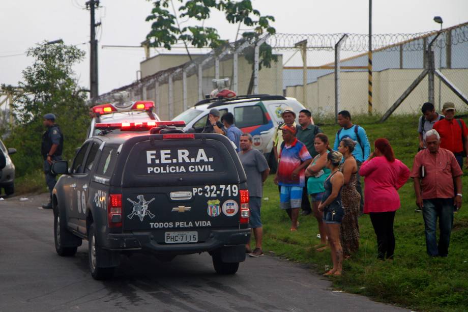 Ambulâncias com feridos são escoltadas pela polícia na saída do Complexo Penitenciário Anísio Jobim, em Manaus, após rebelião que deixou dezenas de mortos e feridos - 02/01/2017