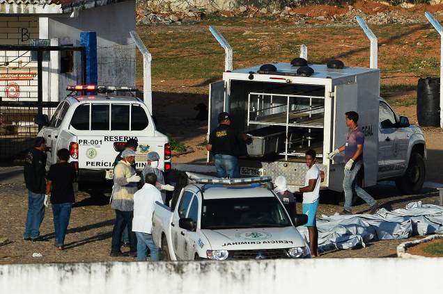 Corpos são retirados neste domingo (15) da Penitenciária Federal de Alcaçuz, na região metropolitana de Natal (RN). A rebelião durou cerca de 14h e teve pelo menos 27 mortos. Corpos são retirados neste domingo (15) da Penitenciária Federal de Alcaçuz, na região metropolitana de Natal (RN). A rebelião durou cerca de 14h e teve pelo menos 27 mortos.