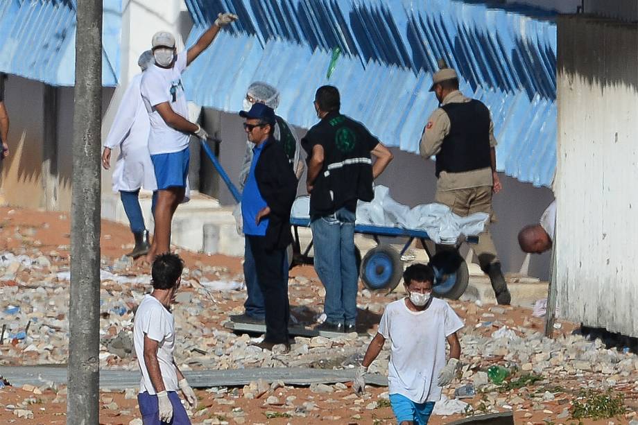 Corpos são retirados neste domingo (15) da Penitenciária Federal de Alcaçuz, na região metropolitana de Natal (RN). A rebelião durou cerca de 14h e teve pelo menos 27 mortos.