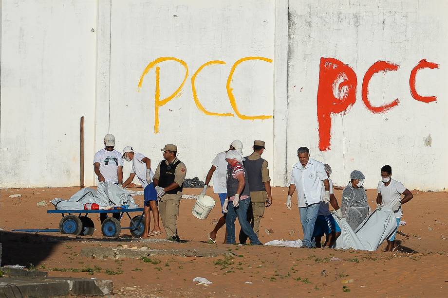 Corpos são retirados neste domingo (15) da Penitenciária Federal de Alcaçuz, na região metropolitana de Natal (RN). A rebelião durou cerca de 14h e teve pelo menos 27 mortos.