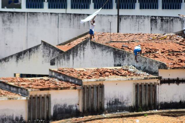 Policiais militares entraram na Penitenciária Estadual de Alcaçuz, na Grande Natal (RN), na manhã deste domingo (15),com veículo blindado, vans e carros e terminaram com rebelião que já durava mais de 14 horas. Policiais militares entraram na Penitenciária Estadual de Alcaçuz, na Grande Natal (RN), na manhã deste domingo (15),com veículo blindado, vans e carros e terminaram com rebelião que já durava mais de 14 horas.