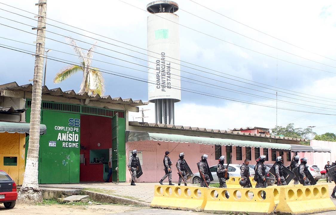 Operação da Polícia Militar de Manaus revista e apreende armas brancas dentro do Complexo Penitenciário Anísio Jobim